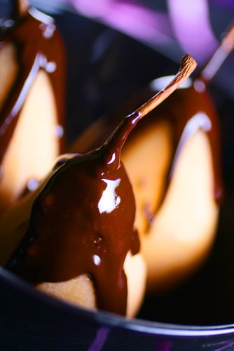 Poires pochées sauce au chocolat - Châtelaine