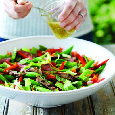 Salade asiatique au boeuf épicé sur lit de verdures