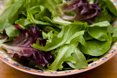 Salade de radicchio et d&rsquo;épinards, vinaigrette aux pacanes rôties