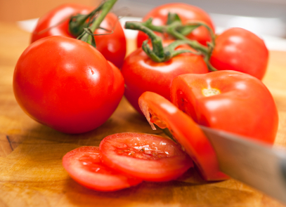 Tomates grillées au feta, salsa à l&rsquo;avocat