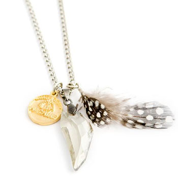 Chaîne ornée d’un pendentif doré, en cristal Swarovski et en plumes