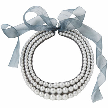 Collier à trois rangs de perles de verre s’attachant par un ruban en tulle