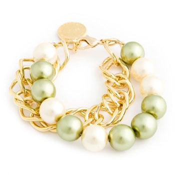 Double bracelet fait d’une chaîne en or plaqué et de fausses perles