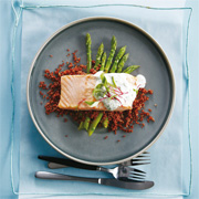 Filet de saumon sur lit d’asperges et de quinoa, sauce crémeuse à la lime et à la  coriandre