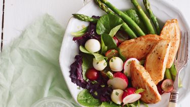 Salade de jeunes verdures, légumes et poulet