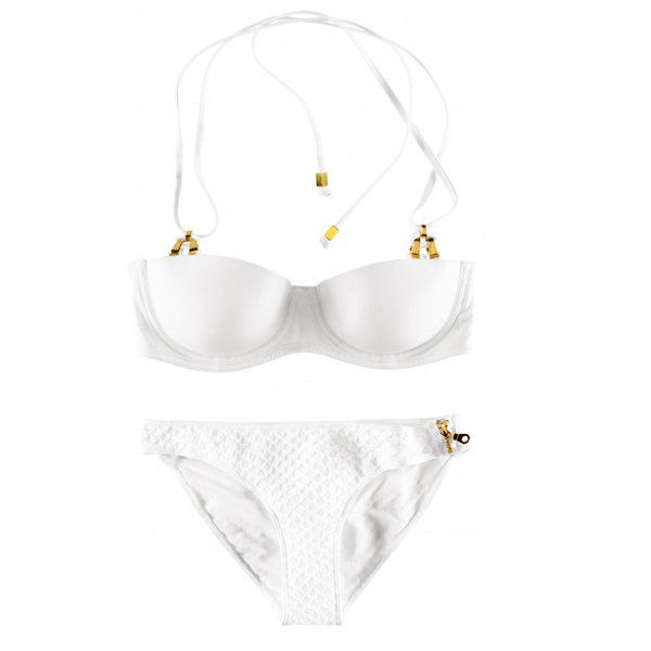 <p>Bikini blanc avec détails dorés<br /><br />
<a target="_blank" href="http://www.hm.com/ca/fr/">H&M</a><br /><br />
Haut 19,95 $<br /><br />
Culotte 14,95 $</p>
