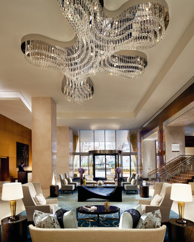 <p><p><strong></strong><a href="http://www.ritzcarlton.com/en/Properties/Toronto/Default.htm" target="_blank"><strong>Le Ritz-Carlton</strong></a></p><p>La réputation du prestigieux Ritz-Carlton n’est plus à faire. Chef de file dans les hôtels de style traditionnel et luxueux, le Ritz vous traite aux petits oignons… comme on s’y attend. Mais ce qui surprend, c’est que cet accueil chaleureux vaut aussi pour les petits! Avec des activités comme la confection de <em>cupcakes</em> avec l’un des cuisiniers du TOCA (le resto de l’hôtel) ou encore une sortie au zoo, pas de doute que votre progéniture s’amusera à tout coup! Pendant ce temps, prenez une pause au <em>lounge</em> pour y déguster un thé et admirer la vue spectaculaire de la tour CN. Si vous avez une fringale, sachez que le plateau de fromages du TOCA vaut le détour.</p><p> </p></p>
