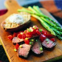 Bifteck, salsa et fromage de chèvre