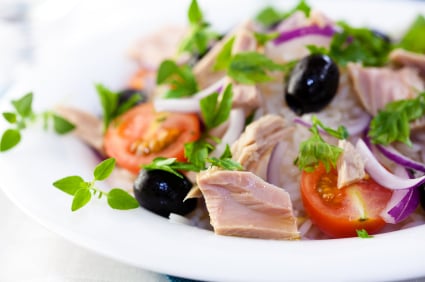 Salade César au thon et aux olives noires