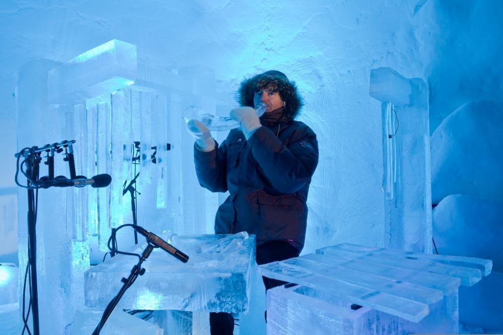 Soirée dansante aux sons du DJ norvégien Terje Insungset, qui joue d’instruments taillés dans la glace.