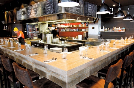 <p><strong>Bistro B</strong><br />
Sur l’avenue Cartier, à Québec, l’ancien chef du Panache, François Blais, œuvre désormais au <a href="http://www.bistrob.ca/" target="_blank">Bistro B</a>. L’endroit propose un décor d’inspiration contemporaine, où le bois prédomine. Attablé au grand bar qui entoure la cuisine centrale ouverte, on choisira sur le menu du moment parmi du pain perdu, une omelette à la truffe et aux asperges ou une galette de sarrasin jambon et œuf accompagnée de rondelles d’oignon. En dessert, chaque plat est suivi d’une verrine du jour. Par exemple, une panna cotta ou un crémeux au citron et son croustillant aux pommes.</p>
<p><b>L’incontournable </b>: le plat de steak et d’œufs, qui revient souvent sur le menu.<b></p>
<p>$ </b>: de 15 $ à 20 $.</p>
<p><b>Heures d’ouverture </b>: le brunch est servi le samedi et le dimanche, de 9 h à 15 h.</p>
<p><i>1144, avenue Cartier, Québec</i></p>
