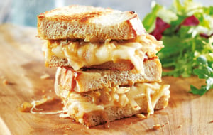 Sandwichs au fromage fondant et aux oignons