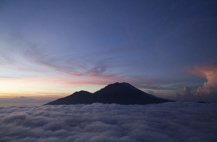 Bali: aube bleue sur le volcan Batur