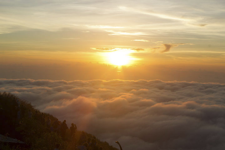 Bali: lueur d’or au sommet du volcan Batur