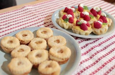 Mini-tartelettes aux pommes et barquettes aux framboises 