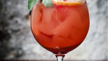 Cocktail pétillant à l'orange (non alcoolisé)