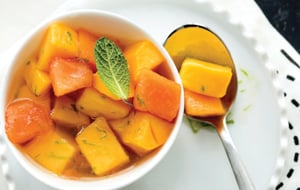 Salade de papaye et mangue fraîches, sirop à la citronnelle et au gingembre