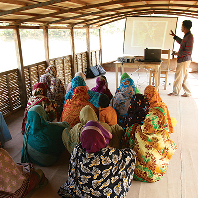 Comptabilité, nutrition, agriculture, les bateaux-écoles offrent aussi  des formations aux femmes adultes, souvent analphabètes. Et leur permettent d’améliorer leur vie. Photo : Abir Abdullah / Shidhulai Swanirvar Sangstha 