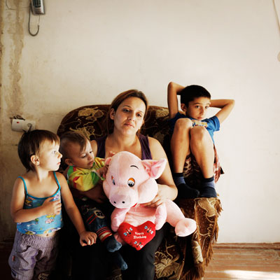 En dépit des mesures incitatives, rares sont les familles de plus de quatre enfants. Arm Grigorian,  elle, en a six.