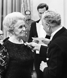 Thérèse Casgrain reçoit la médaille de l'Ordre du Canada, à Ottawa, en 1967. (Photo: La Presse Canadienne/Chuck Mitchell)