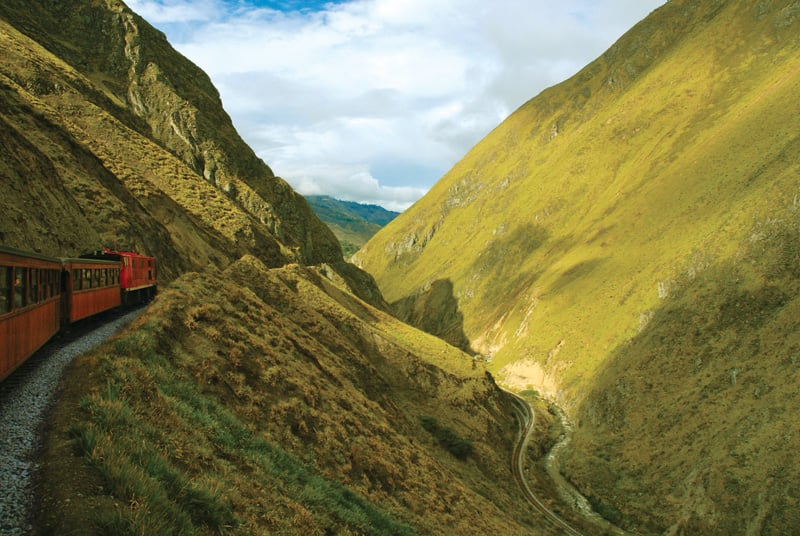 On découvre le massif de la Nariz del Diablo en empruntant un train plutôt pittoresque.  À couper le souffle ! 