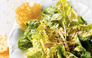Salade César au piment chipotle et croustilles de parmesan