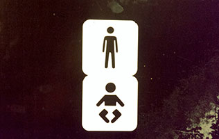 Des tables à langer dans les toilettes pour hommes?