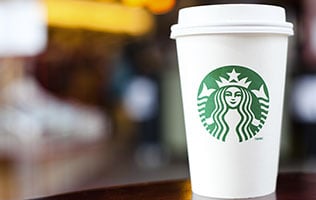 On mijote l’actu: un policier poursuit Starbucks + 5 façons différentes de boire son café