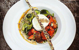 Salade estivale à la mozzarella de bufflonne de la chef Kimberly Lallouz
