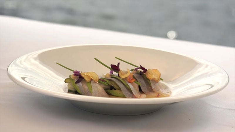 Sashimi de kanpachi, légumes croquants au soya acidulé, avocat et jalapeno du chef Olivier Vigneault