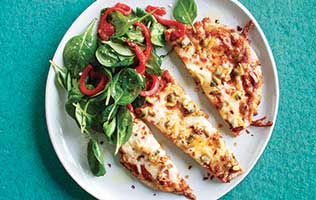 Pizza aux palourdes et salade d’épinards
