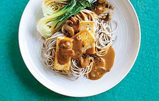 Nouilles soba, tofu, champignons et bok choys
