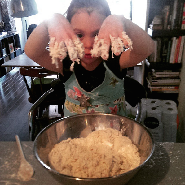 Ma fille met la main à la pâte. Littéralement.