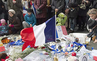 Attentats de Paris: bleu, blanc, rouge, noir