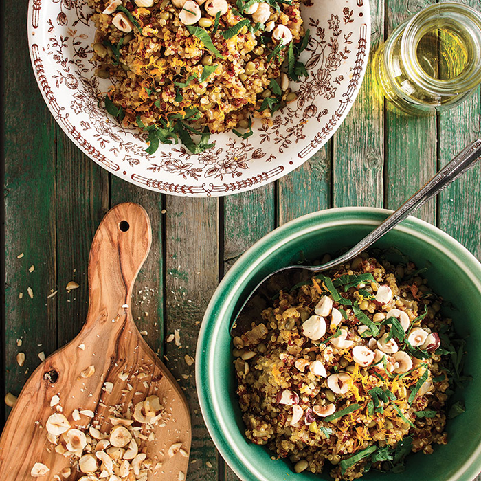 Salade de quinoa aux haricots mungo et aux noisettes grillées