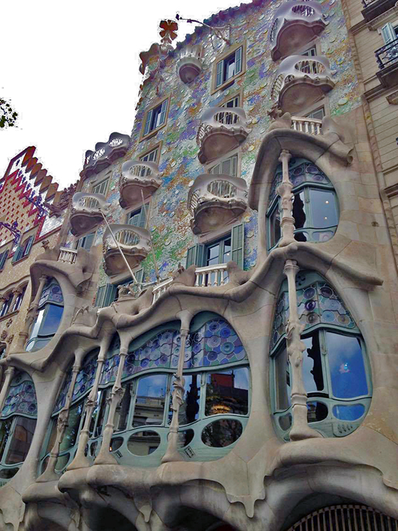 <p>On remarque plus particulièrement le modernisme catalan dans les oeuvres architecturales des années 1880 à 1930. Sur la photo, la façade de la populaire Casa Batlló.</p>
