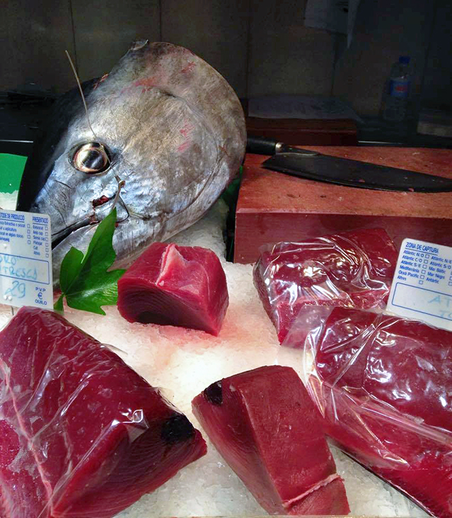 <p>Un des nombreux comptoirs à poissons et fruits de mer au <a href="http://www.boqueria.info/index.php?lang=fr" target="_blank" rel="noopener">marché de la Boqueria</a></p>
