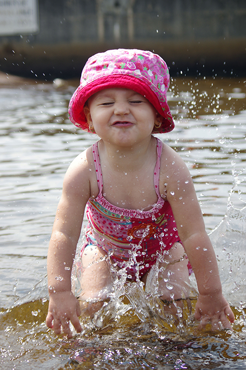 Petite fille qui joue dans l'eau
