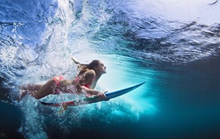 Une jeune surfeuse sous l'eau