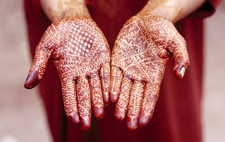 Mains peintes au henné