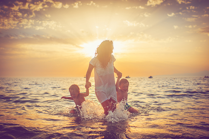 Une mère et ses enfants à la plage