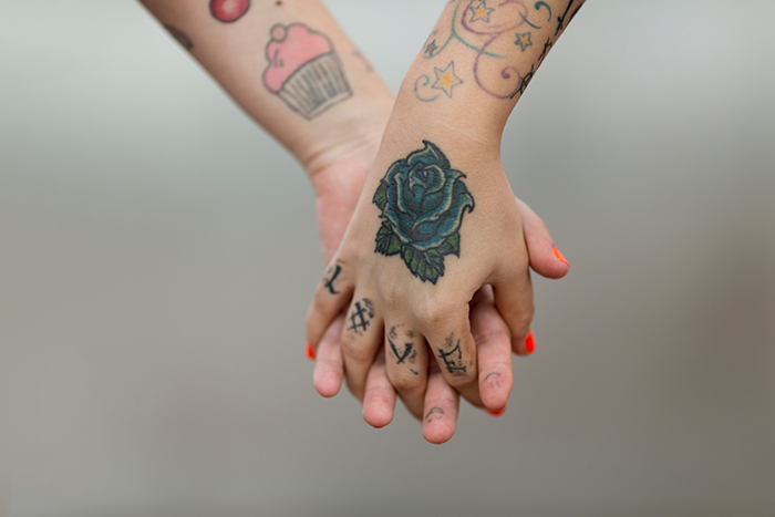 milléniaux mains tatouages