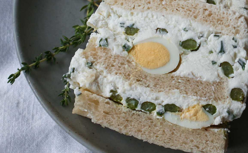 Sandwich étagé aux asperges et fromage de chèvre