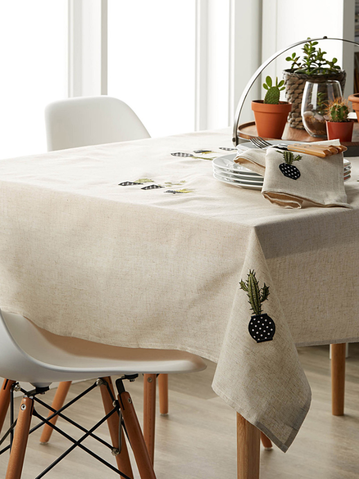 <h1>Nappe brodée</h1>
<p><a href="https://www.simons.ca/fr/cuisine-et-salle-a-manger/nappes/brodees/la-nappe-brodee-cactus--9573-5162101?catId=&colourId=14" target="_blank">Simons</a>, 24$</p>

