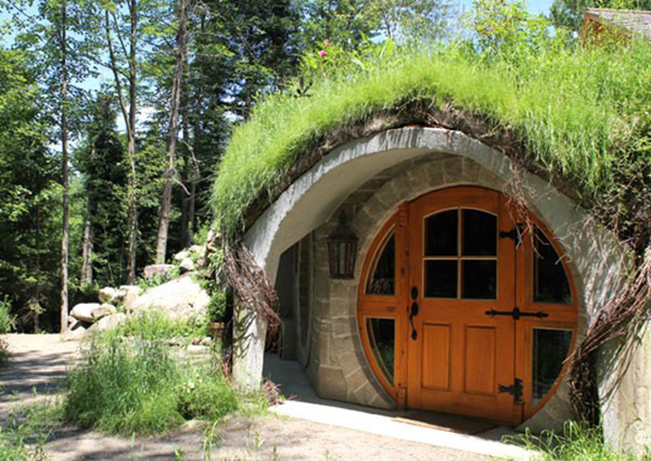 <h2>Le Hobbit, Bolton-Est, Québec</h2>
<p>Avec sa porte circulaire, son intérieur en pierre et en bois et son toit végétal, cet écogîte en pleine forêt a l’air tout droit sorti de l’imaginaire de Tolkien, l’auteur du <em>Seigneur des anneaux</em>.<br /> La petite salle à manger, la cuisinette, la toilette sèche intérieure et la chambre avec lits doubles superposés rehaussent l’expérience de camping typique.<br /> <a href="http://entrecimesetracines.com/portfolio_page/le-hobbit/" target="_blank" rel="noopener"><br /> Entre Cimes et Racines</a></p>
