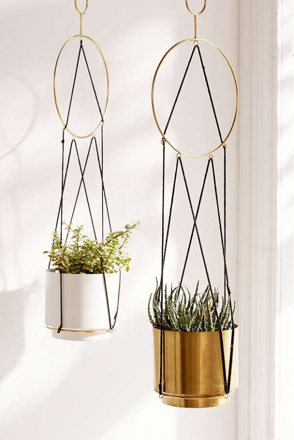 <h1>Jardinière suspendue triangulaire à cordes</h1>
<p><a href="https://www.urbanoutfitters.com/fr-ca/shop/growtriangle-string-hang?category=terrariums-indoor-planters&color=070" target="_blank">Urban Outfitters</a>, 22,00$</p>
