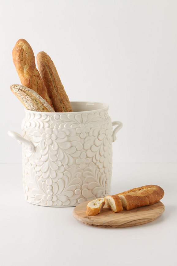 <h1>Corbeille à pain</h1>
<p><a href="https://www.anthropologie.com/fr-ca/shop/verdant-bread-bin?category=kitchen-storage-containers&color=010" target="_blank">Anthropologie</a>, 158 $</p>
