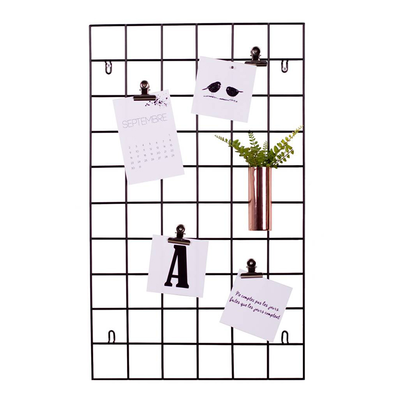 <h1>Grille murale à mémos</h1>
<p><a href="https://zaxe.ca/collections/bureau-office/products/grille-murale-memo-memo-wall-grid-1" target="_blank">Zaxe</a>, 39,95 $</p>
