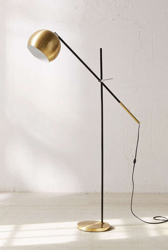 <h1>Lampadaire en laiton</h1>
<p><a href="https://www.urbanoutfitters.com/fr-ca/shop/culver-brass-floor-lamp" target="_blank">Urban Outfitters</a>, 179 $</p>
