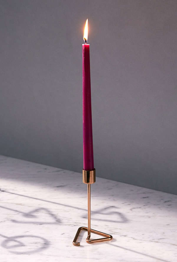 <h1>Porte-bougie à base triangulaire </h1>
<p><a href="https://www.urbanoutfitters.com/fr-ca/shop/emma-short-triangle-taper-candle-holder?category=SEARCHRESULTS&color=028&quantity=1&size=ONE%20SIZE&type=REGULAR" target="_blank">Urban Outfitters</a>, 12 $</p>
